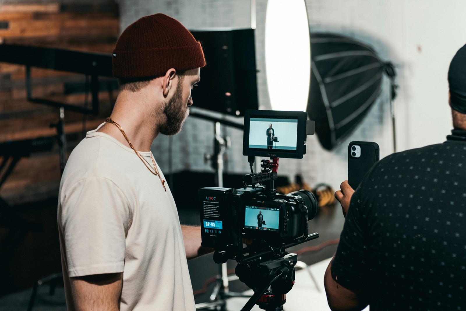 Video maker professionista che riprende con attrezzatura cinematografica